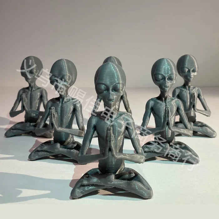 Meditating Alien Resin Ornaments UFO Indoor Outdoor Decoration Meditating Alien Garden Figurine