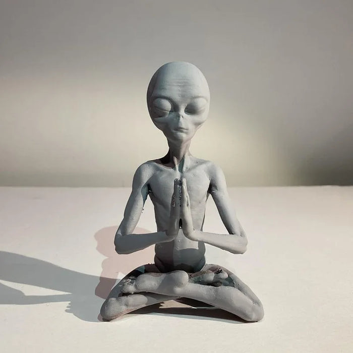 Meditating Alien Resin Ornaments UFO Indoor Outdoor Decoration Meditating Alien Garden Figurine