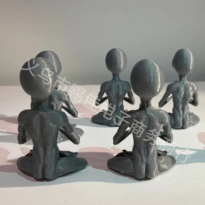 Meditating Alien Resin Ornaments UFO Indoor Outdoor Decoration Meditating Alien Garden Figurine